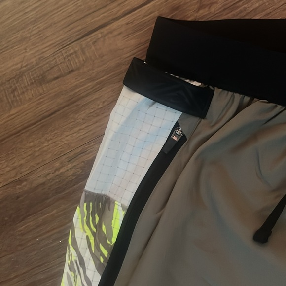 NWT Men’s Nike Dri-Fit “Nike Trail 5” Running Shorts” w/lining & sic design!! - Picture 4 of 11